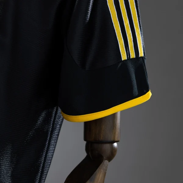 Real Madrid 1999 Black Retro Jersey – Classic Away Edition