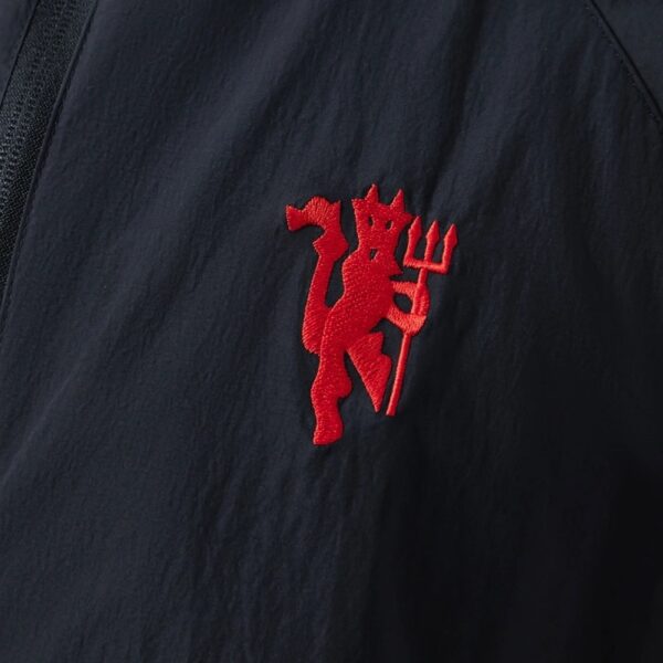 Manchester United Retro Windbreaker Jacket – Classic Vintage Edition