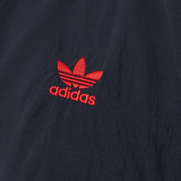 Manchester United Retro Windbreaker Jacket – Classic Vintage Edition