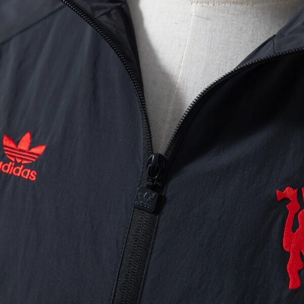 Manchester United Retro Windbreaker Jacket – Classic Vintage Edition