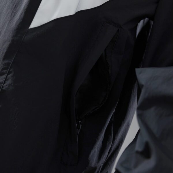 Manchester United Retro Windbreaker Jacket – Classic Vintage Edition