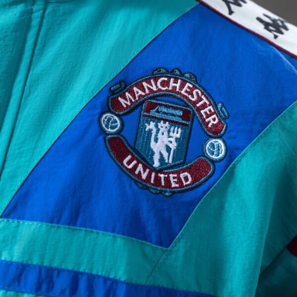 Manchester United Retro Windbreaker Jacket – Classic Vintage Edition
