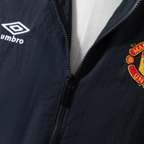Manchester United Retro Windbreaker Jacket – Classic Vintage Edition
