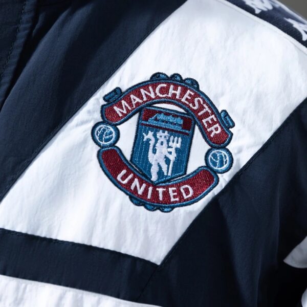 Manchester United Retro Windbreaker Jacket – Classic Vintage Edition