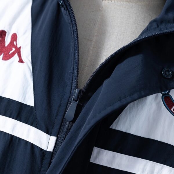 Manchester United Retro Windbreaker Jacket – Classic Vintage Edition