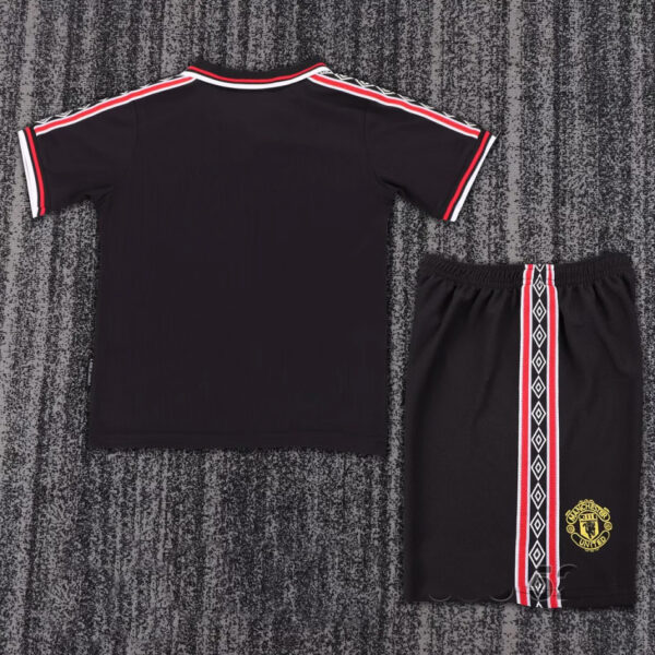 2E4887B4-AD76-CCCD-8770-88ADC8E4492D Manchester United 1998/99 Black Kids Kit – Retro Classic Edition