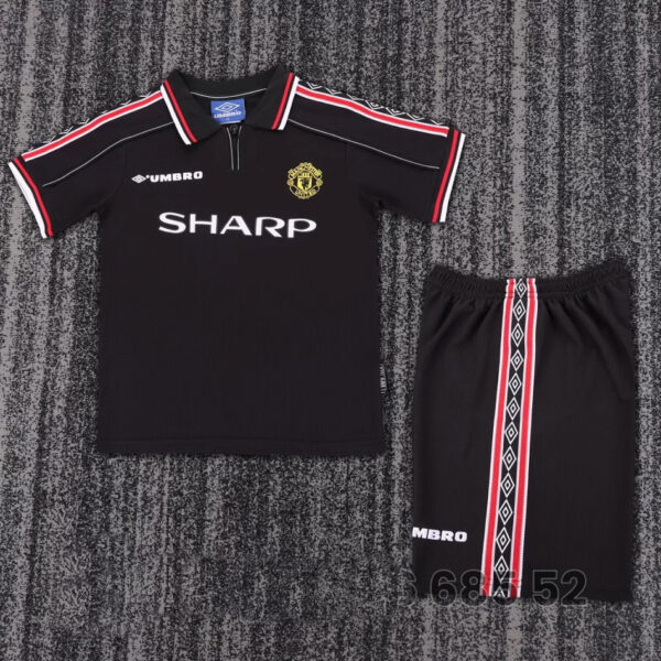 6FB5517E-D3E4-0F06-83D8-52285C88F0FF Manchester United 1998/99 Black Kids Kit – Retro Classic Edition