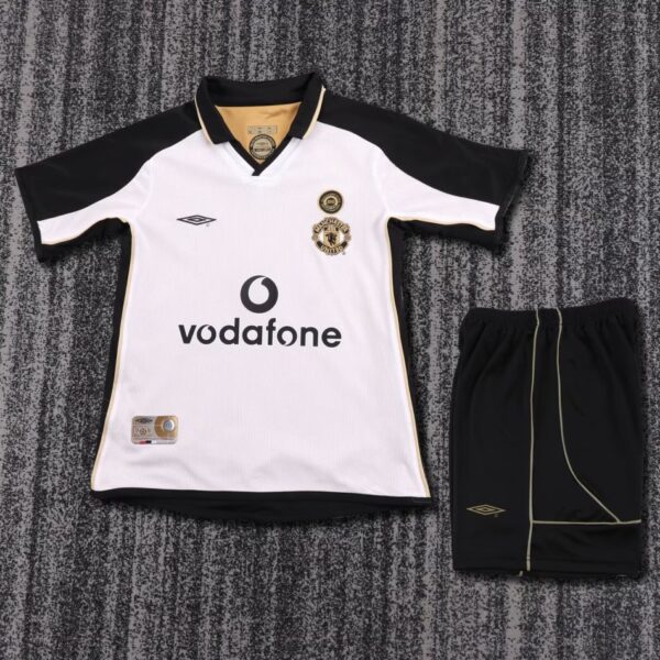 CFEF40FB-ED37-36DD-B686-4EA2AEC5A6B4 Manchester United 2001/2002 Kids Kit – Retro Commemorative