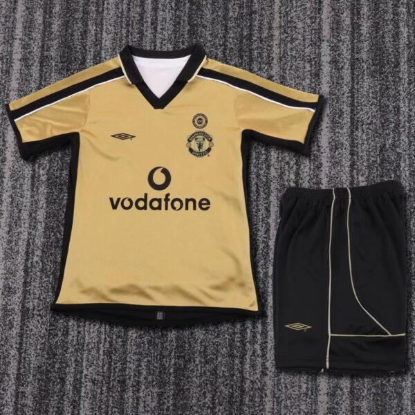DC8B4B1D-5AFD-18FF-4F1E-548F237108A2 Manchester United 2001/2002 Kids Kit – Retro Commemorative