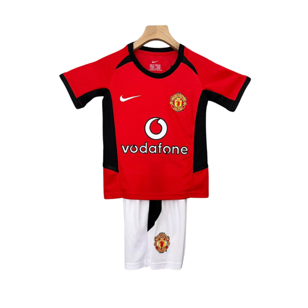 Untitled design (72) Manchester United 2002/04 Home Kids Kit – Retro Classic Edition